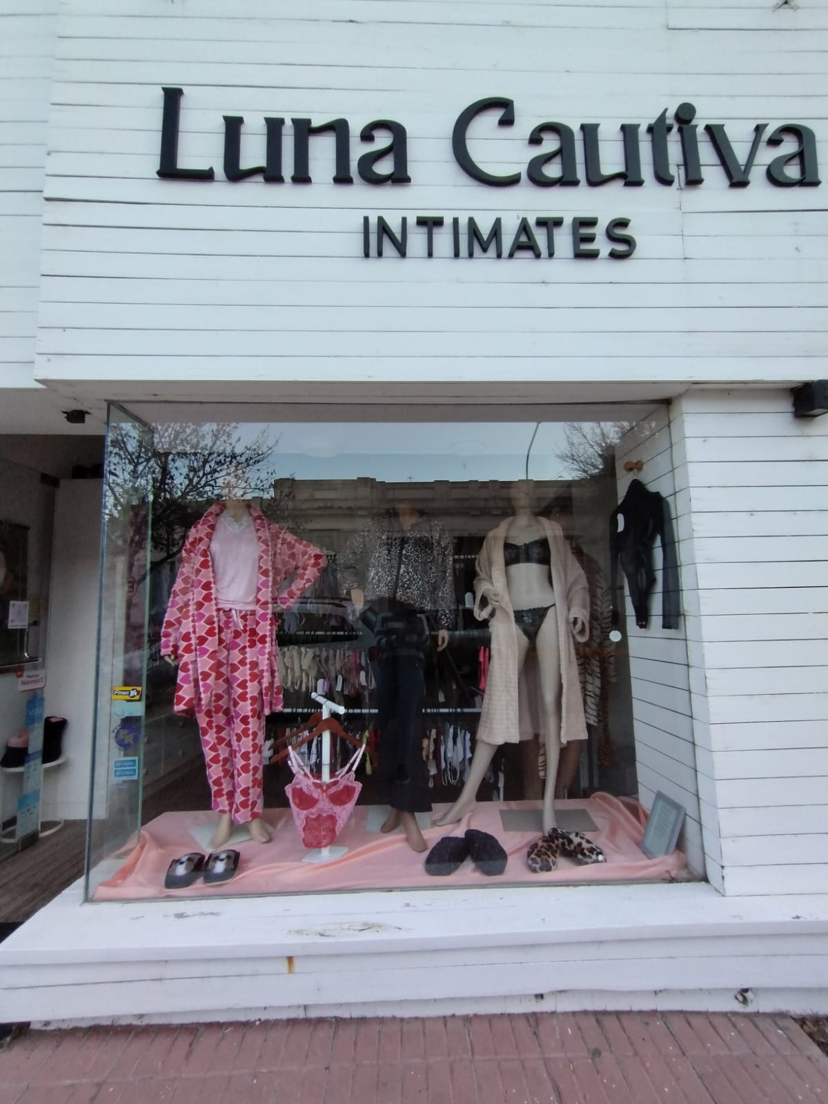 Luna Cautiva - Local Intimates